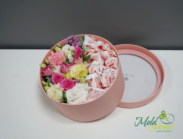 Коробка с розовыми розами, эустомой и Raffaello Фото